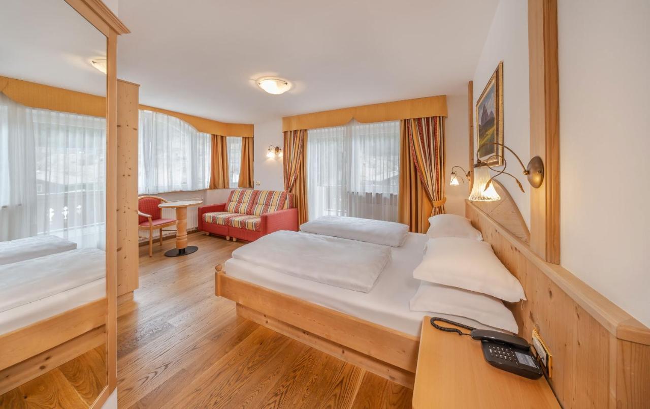 Hotel Rodella Selva di Val Gardena Bagian luar foto